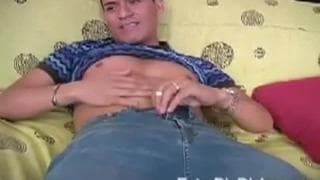 Latynos z dużym chujem chwali się seksownym ciałem