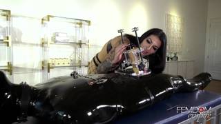 Piękna domina ma do zabawy uległą w lateksie