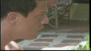 Clint Williamson z trzema kochankami na dworze