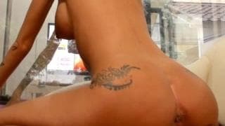 Atrakcyjna dziwka używa dildo i się na nim pierdoli