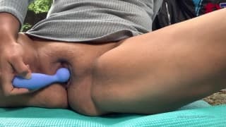 Dojrzała dziwka wyrucha się dildo na łonie natury