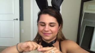 Nastoletnia dziwka zerżnie się grubym dużym dildo