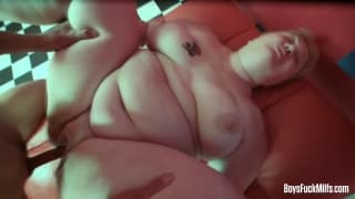 Młody facet zerżnie w dupę wielką blondynę BBW