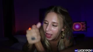 Blond nastolatka robi temu facetowi szalonego loda w ciemności