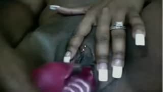 Różowe dildo w czarnej piździe grubej kobiety