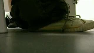 W publicznej toalecie młodzi geje obciągają