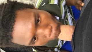 Czarny facet zaspokoi ustami białego kutasa