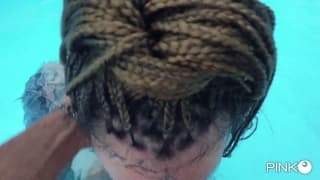 Wytatuowana nimfomanka w intensywnym porno z seksem na świeżym powietrzu