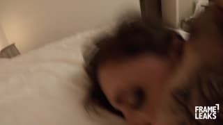 On je kolację z brunetką, a ona chce go przelecieć