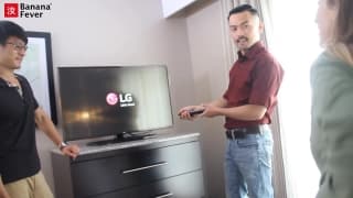 Dwóch Azjatów zajmuje się ładną blondynką w jej sypialni