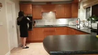 Zrobi mu poranną kawę i da się zerżnąć w kuchni