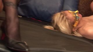 Dwie piękne dziwki pierdolą się na klubowej orgii