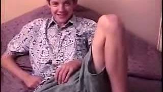 Napalony nastolatek lubi walić chuja w łóżku