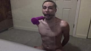 Młody gej ćwiczy obciaganie na seks zabawce