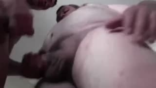 Stary i gruby biały facet ma seks wakacje z Azjatą