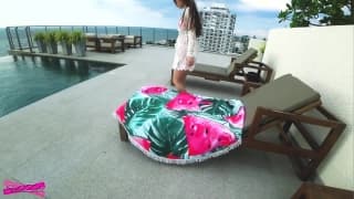 Po kąpieli w morskim basenie dziwka obciąga chuja