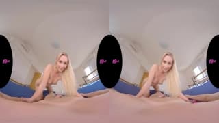 Młoda ładna blondynka wyruchana w pov i VR