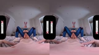 Cycaty króliczek w stroju cosplay rucha się wirtualnie