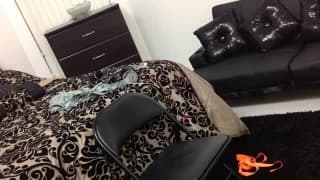 Młody gej daje obciągać sobie chuja i lizać dup