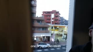 Obciąganie kutasa na balkonie aż do wytrysku