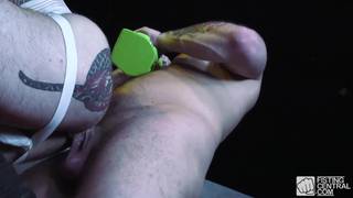 Hugh Hunter i Teddy Bryce z interesującymi zabawkami