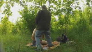 Dwaj geje rżną się w środku zielonej przestrzeni