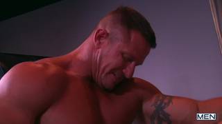 Tyler Morgan dostaje mocne rżnięcie od tatuśka Rocka