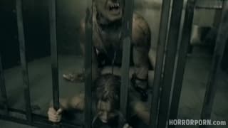 Ponura scena jebania w dupę uwięzionych kobiet w lochu