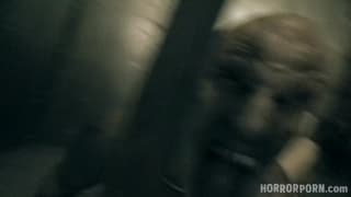 Ponura scena jebania w dupę uwięzionych kobiet w lochu