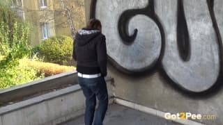 Różne dziwki sikają bez skrępowania publicznie