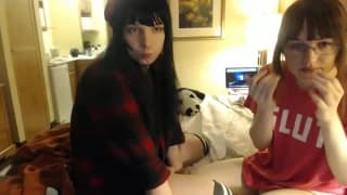 Nastolatki trans podniecają się w 6na9 na łóżku