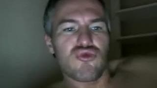 Seksowny napakowany tatusiek trzepie chuja