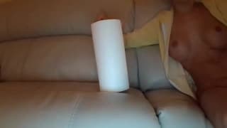 Ładna cycata trans trzepie dużego chuja na sofie