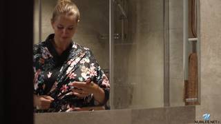 Piękna Stella Cardo pieści się sama po prysznicu