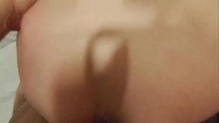 Muskularny facet ostro ją rżnie kiedy kręcą porno