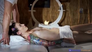 Angielka jest erotycznie masowana olejkiem na swojej cipce