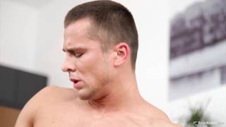 Boris lubi się rżnąć na podłodze z Ennio Guardi