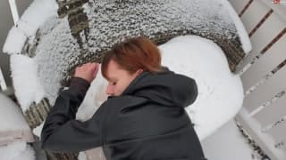 Szalona para pierdoli się na dachu w śniegu! Szalona para pierdoli się na dachu w śniegu!