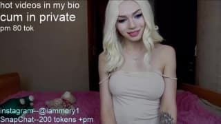 Blondynka trans, drobna dziwka z dużymi cycami