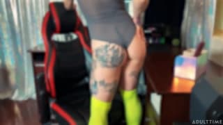 Seksowna blondynka w tatuażach Kaiia Eve