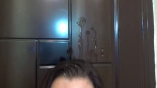 Najpierw ona mu obciągnie potem on zaleje ją spermą