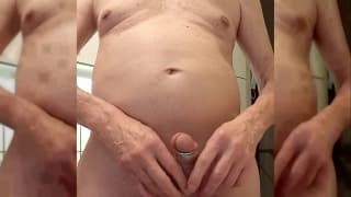 Podnieca się zakładaniem kółek z metalu na chuja