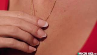 Lesbijska intruzka liże cipkę wdowy na jej łóżku