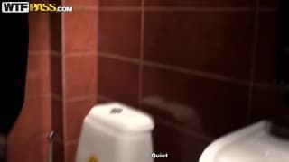 Obciągnie chuja i da się zerżnąć w toalecie na imprezie Obciągnie chuja i da się zerżnąć w toalecie na imprezie