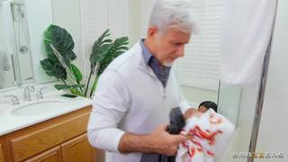 Sommer Isabelle daje wspaniałe fellatio w łazience