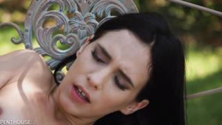 Namiętne popołudnie w ogrodzie z piękną brunetką