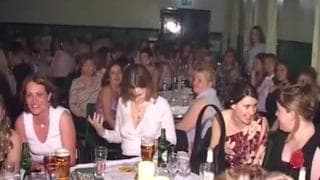 Podniecający striptease faceta w klubie dla pań Podniecający striptease faceta w klubie dla pań