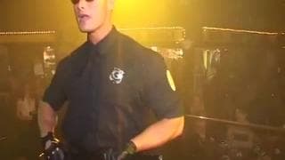 W nocnym klubie rozbierają się muskularni faceci!