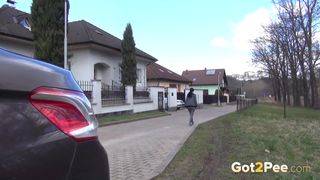 Sprośna dziwka uwielbia sikać w publicznych miejscach