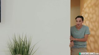 Piersiaste MILFy pieprzone przez młodego zboczeńca